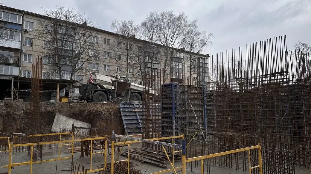 У Василькові на місці зруйнованої росіянами 5-поверхівки зводять новий будинок