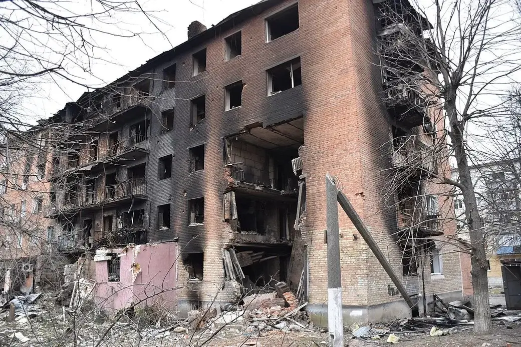 У Василькові на місці зруйнованої росіянами 5-поверхівки зводять новий будинок