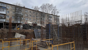 У Василькові на місці зруйнованої росіянами 5-поверхівки зводять новий будинок