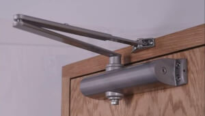 Устройство современных дверных доводчиков