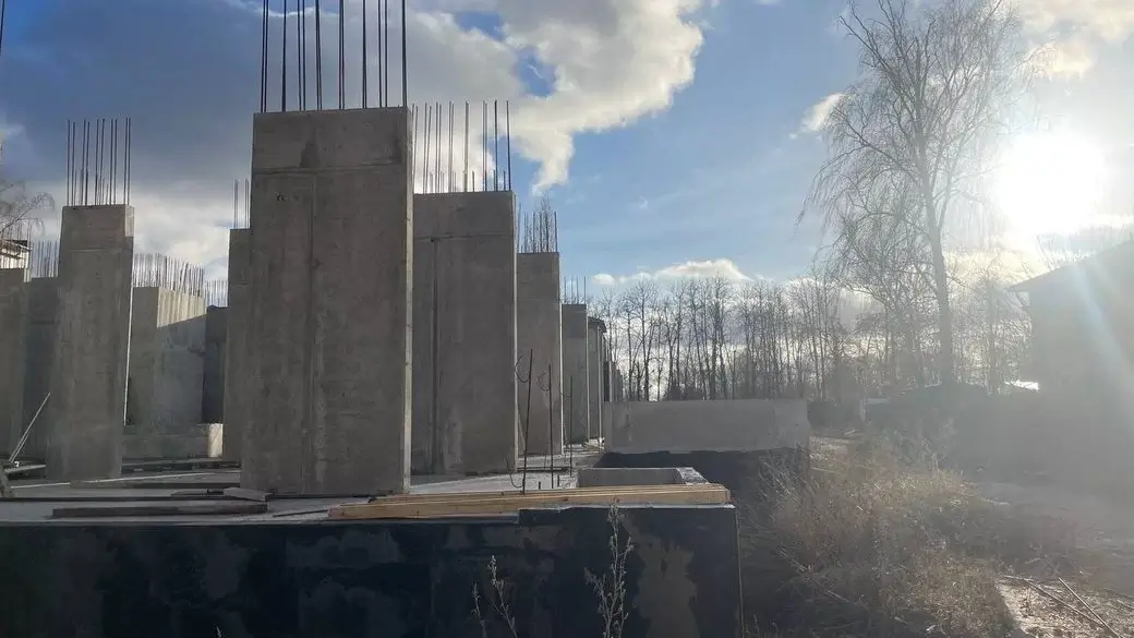 Замість нових квартир — паркан і бетонні балки: чому не відбудували зруйнований дім у Василькові