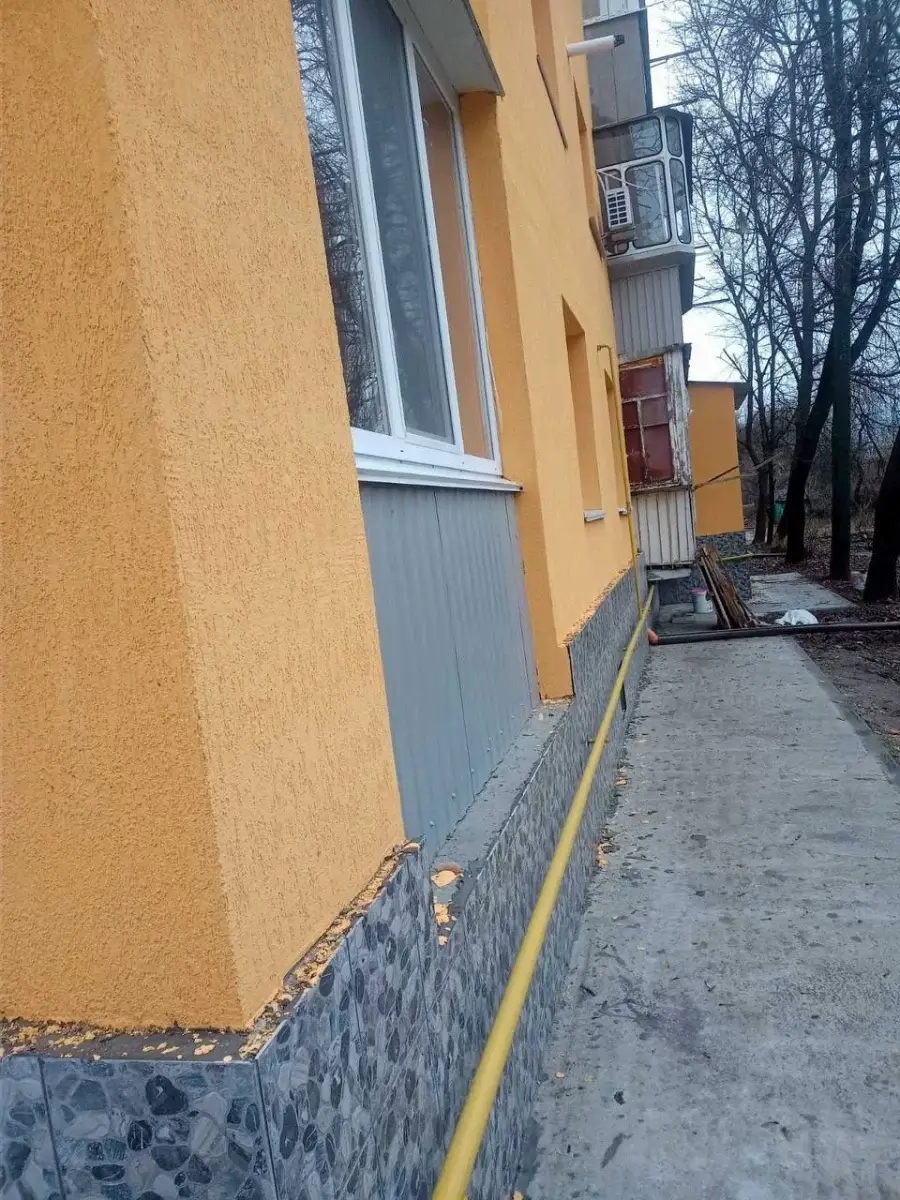 Триває капремонт пошкодженої від ракетної атаки багатоповерхівки у Василькові