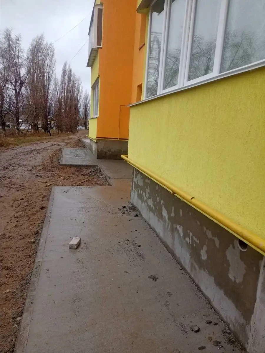 Триває капремонт пошкодженої від ракетної атаки багатоповерхівки у Василькові