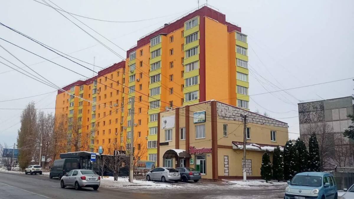 Триває капремонт пошкодженої від ракетної атаки багатоповерхівки у Василькові