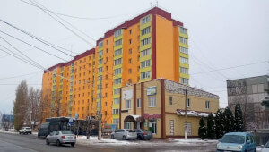Триває капремонт пошкодженої від ракетної атаки багатоповерхівки у Василькові