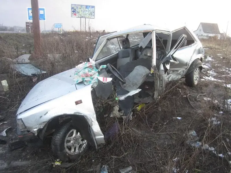 У Васильківському районі автомобіль з’їхав у кювет