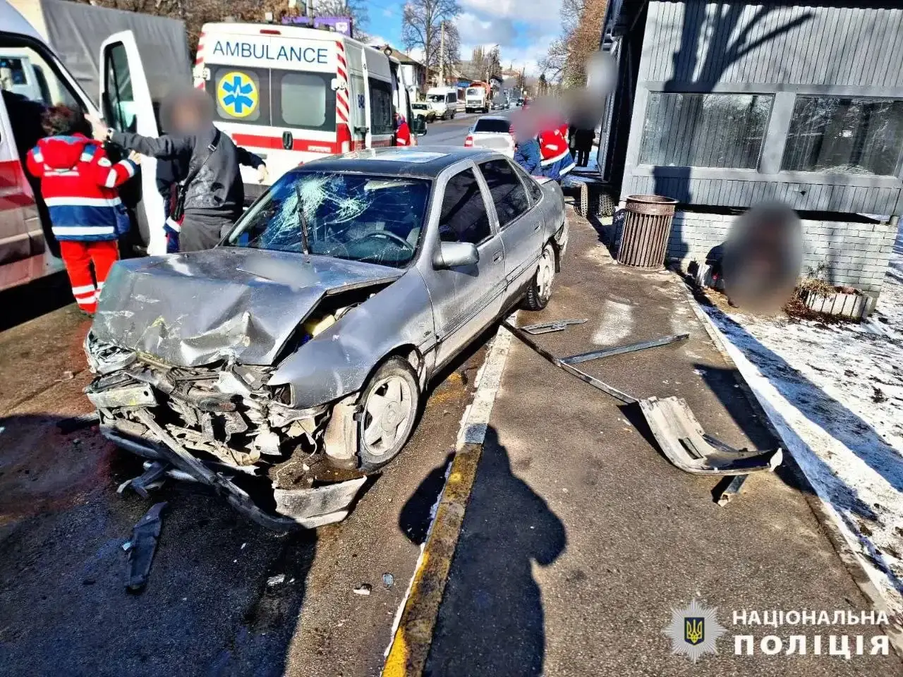 ДТП в місті Васильків: автомобіль влетів в зупинку громадського транспорту