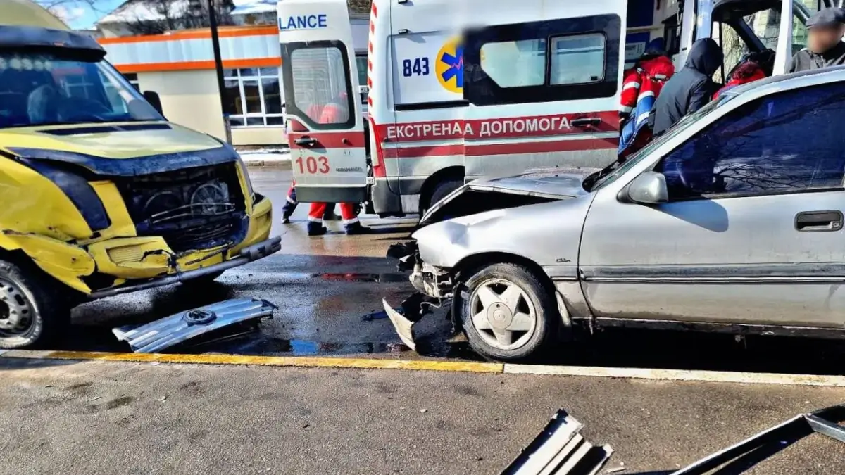 ДТП в місті Васильків: автомобіль влетів в зупинку громадського транспорту