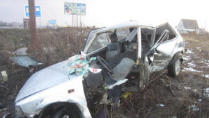 У Васильківському районі автомобіль з’їхав у кювет