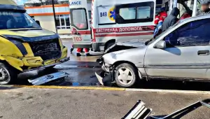 ДТП в місті Васильків: автомобіль влетів в зупинку громадського транспорту