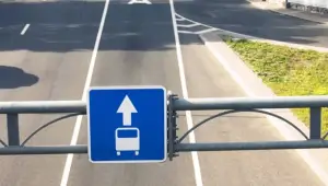 Водії мотоциклів та мопедів зможуть рухатися смугою для громадського транспорту