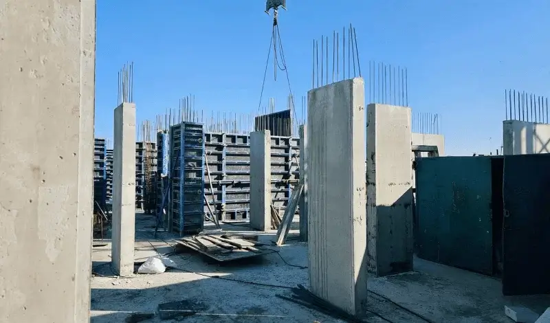 У Василькові продовжують будувати новий будинкок на місці зруйнованого. Що зроблено на сьогодні