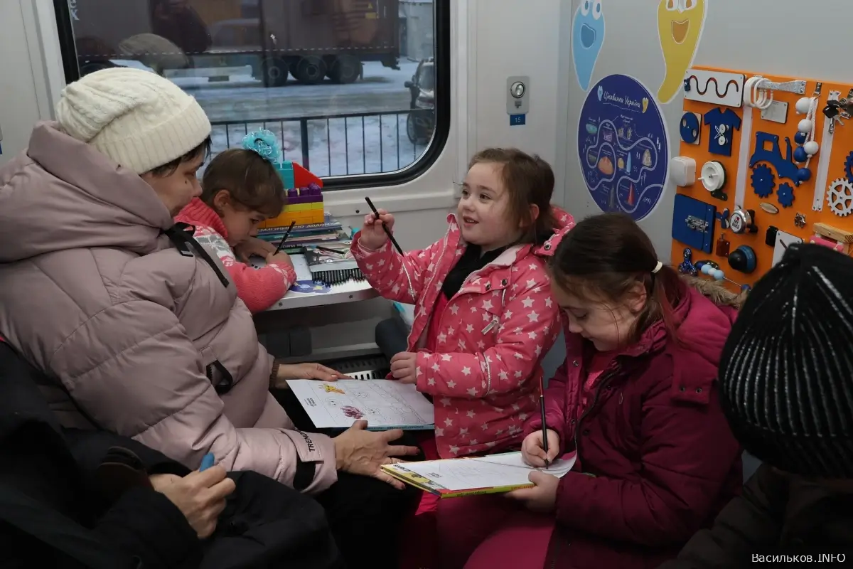 До міста Васильків прибули два «Вагони незламності» від Укрзалізниці