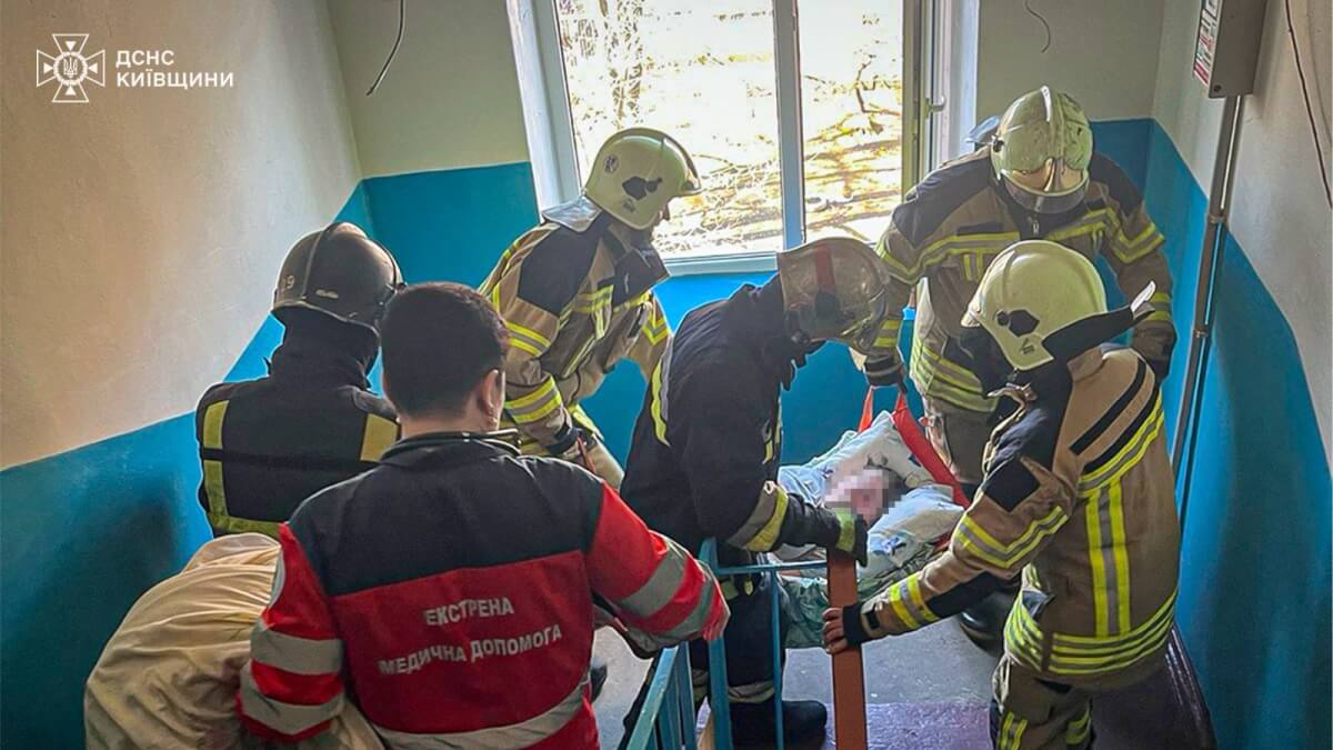 У Василькові рятувальники допомогли доправити пацієнта до карети швидкої допомоги