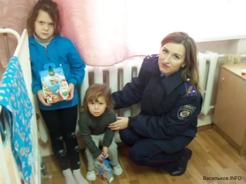 Васильківські поліцейські встановлюють матір-зозулю, яка залишила двох малолітніх дівчат